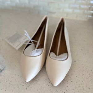 NWT Pointed Toe Cream Women's Flats 8W